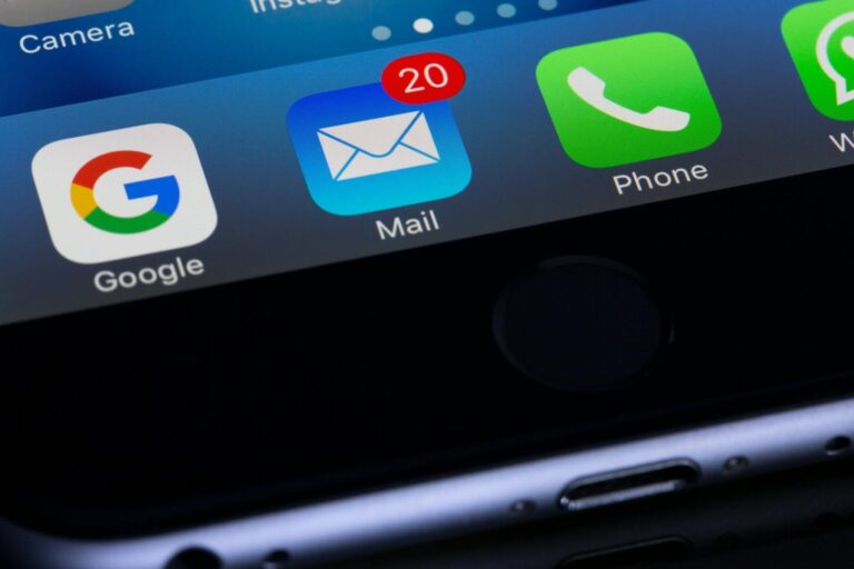 integración WhatsApp email empresa en procesos operativos